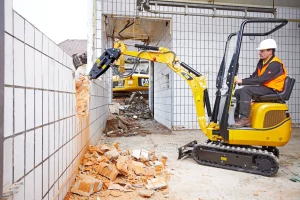 Mini-pelle hydraulique sur chenille pour tous travaux de transformation, terrassement, aménagement extérieur en location chez Valroc SA dans la Broye