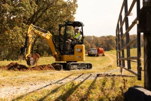 Mini-pelle hydraulique sur chenille pour tous travaux de transformation, terrassement, aménagement extérieur en location chez Valroc SA dans la Broye