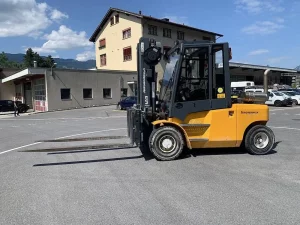 Elévateur thermique de 6 tonnes en location chez Valroc SA dans la Broye