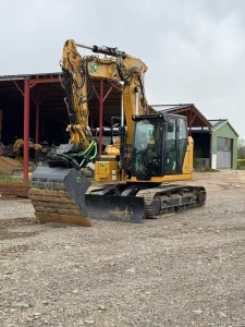 Pelle hydraulique sur chenille pour tous travaux de démolition, transformation, terrassement, aménagement extérieur en location chez Valroc SA dans la Broye