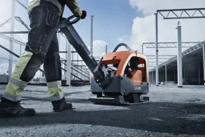 Plaque vibrante en location chez Valroc SA dans la Broye